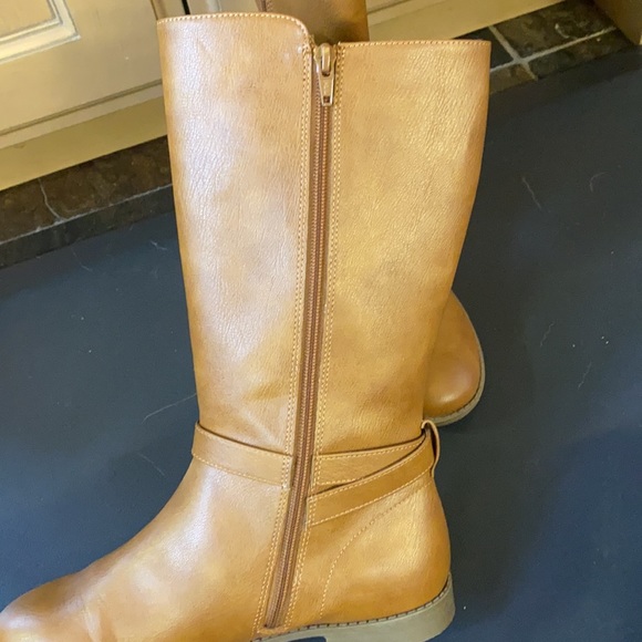 Children’s place Brown faux leather boots Size 6 women’s ( fits big ) - Picture 3 of 4